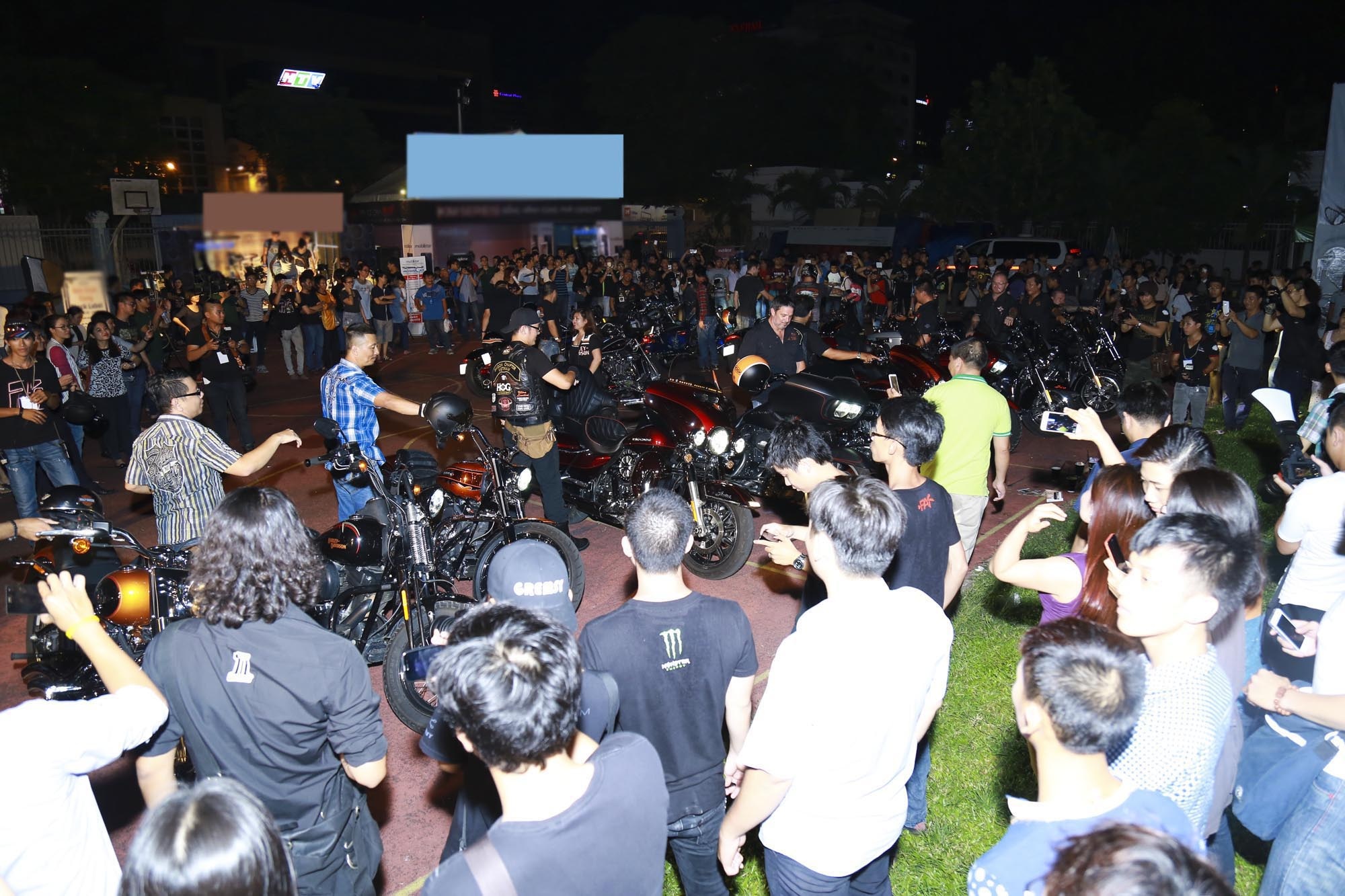 Hàng ngàn khán giả đã có mặt để tham dự live concert về rock này