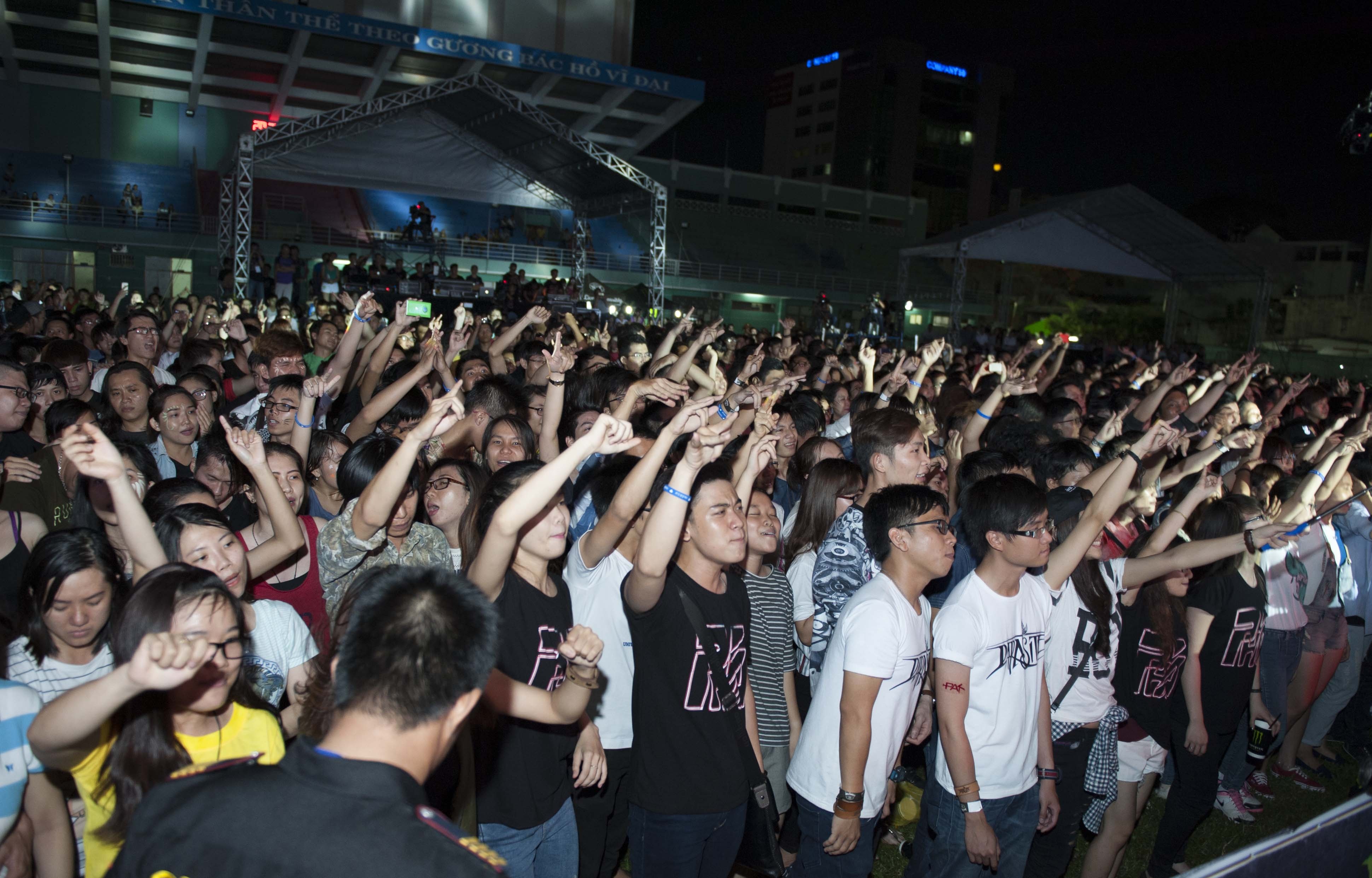 Phạm Anh Khoa bùng nổ trên sân khấu - 2 Hàng ngàn khán giả đã có mặt để tham dự live concert về rock này