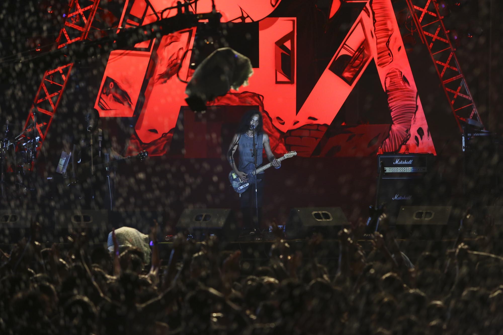 Hàng ngàn khán giả đã có mặt để tham dự live concert về rock này