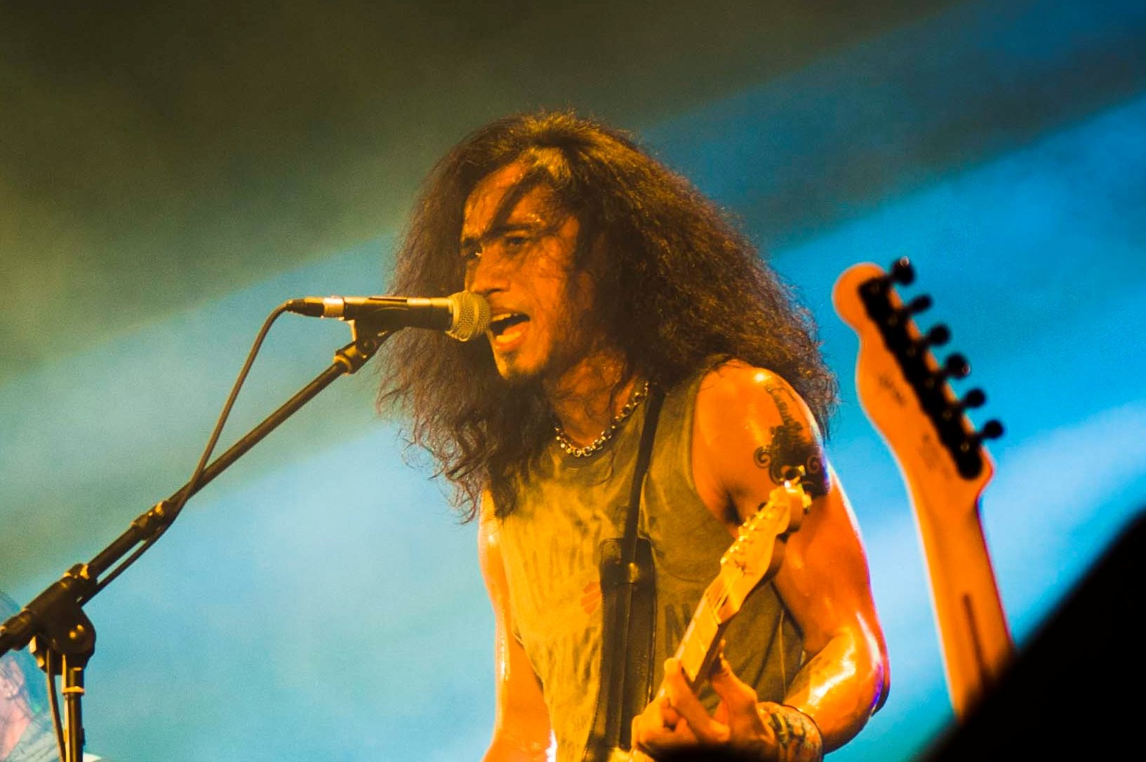 Phạm Anh Khoa bùng nổ trên sân khấu - 5 Bùng nổ và ghi dấu ấn mạnh mẽ với rock ở phần giữa chương trình,