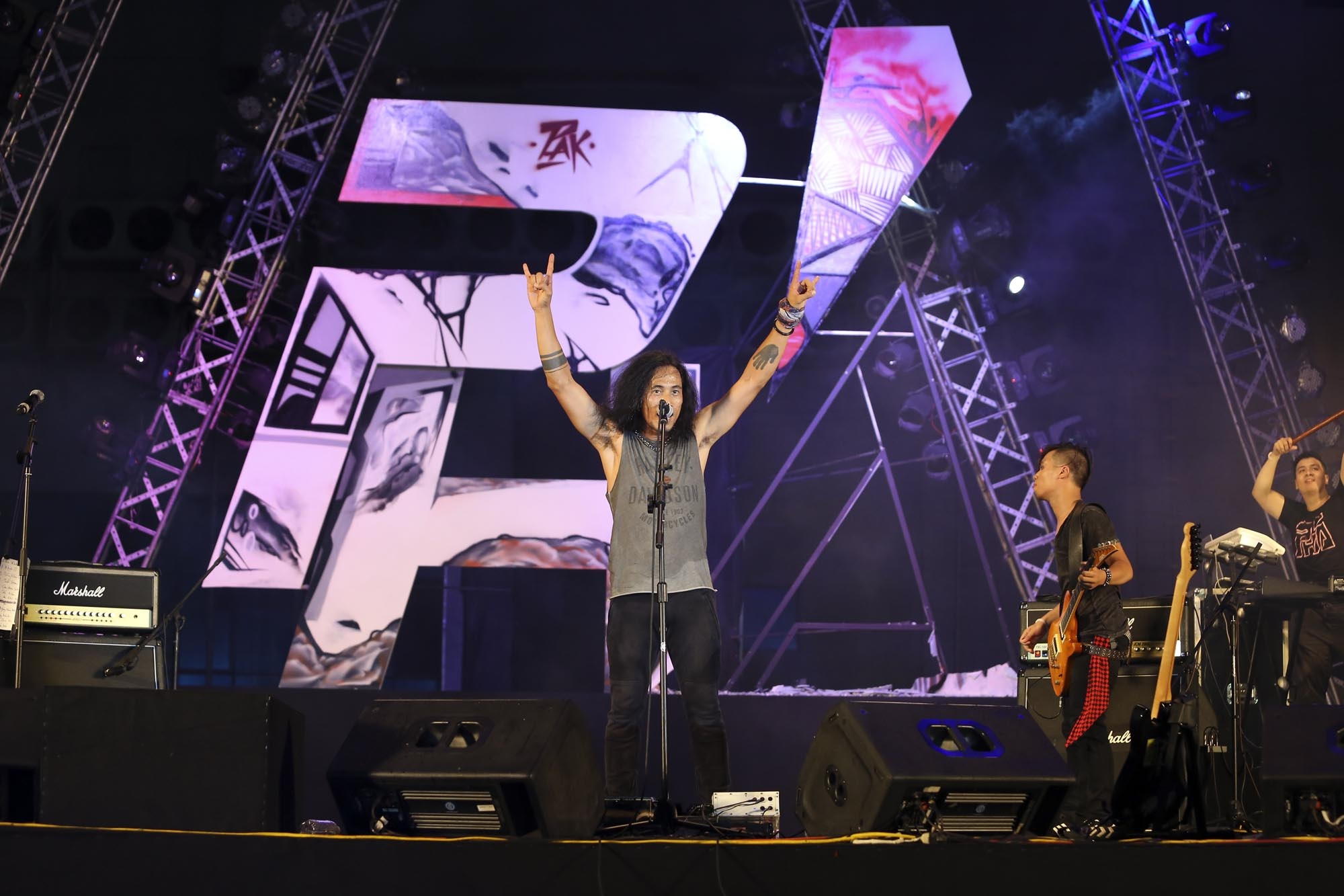 Bùng nổ và ghi dấu ấn mạnh mẽ với rock ở phần giữa chương trình,