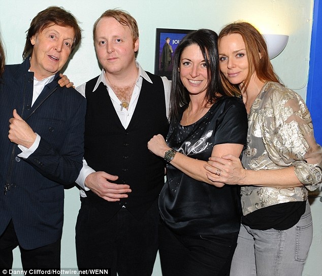 Paul McCartney từ bỏ thói xấu - 1 Paul McCartney cùng những người con của mình.