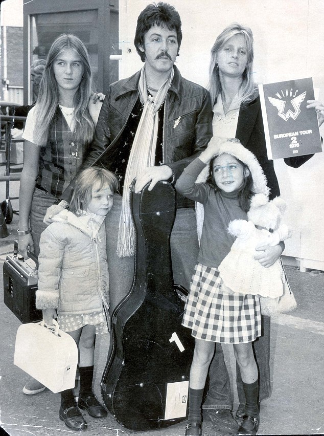 Paul McCartney từ bỏ thói xấu - 3 Cựu thành viên The Beatles cùng người vợ đầu tiên Linda McCartney.