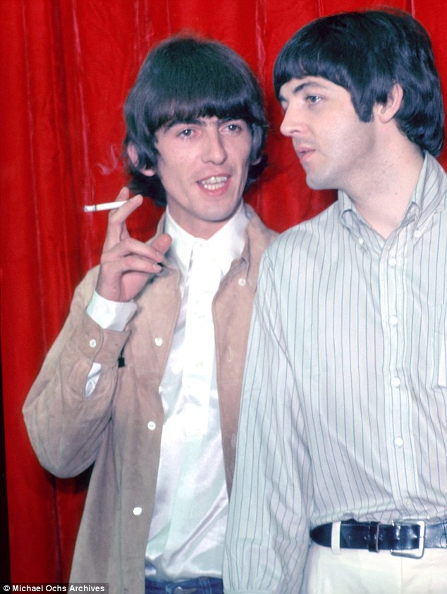 Paul McCartney từ bỏ thói xấu - 4 Cùng George Harrison năm 1965.