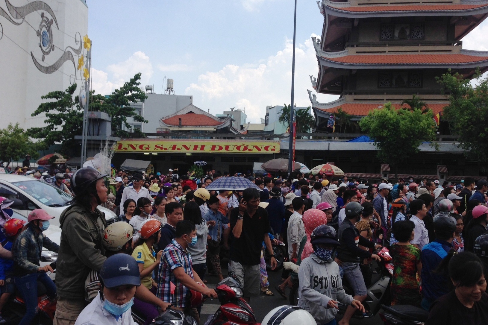 Trước chùa Vĩnh Nghiêm không có lối đi vì người dân tụ tập khá đông