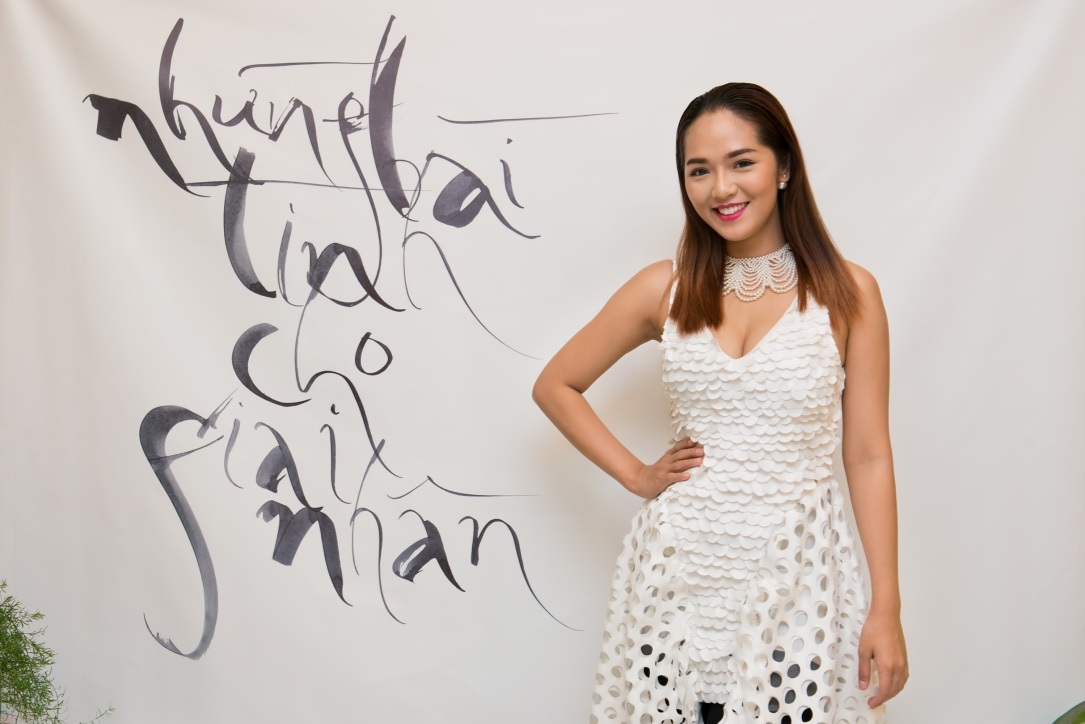 Nhạc sĩ Quốc Bảo ký kỷ niệm tại chương trình.