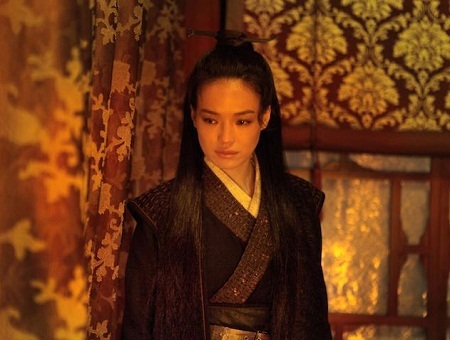 “Nữ sát thủ” Thư Kỳ tạm đứng đầu đường đua Cannes trước giờ G - 2 Thư Kỳ trong phim 'Nữ sát thủ'