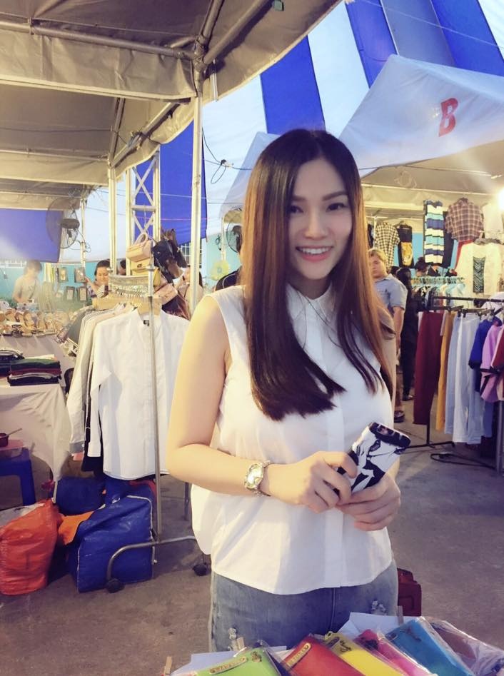 Hari Won trẻ trung và luôn thường trực nụ cười tươi tắn trên môi. 