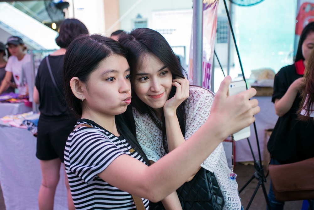 Tú Vi chụp hình tự sướng cùng người hâm mộ.