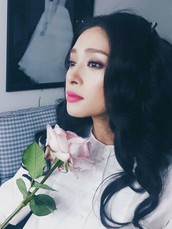 Ngô Thanh Vân rạng rỡ như đóa hồng - 2 Ngô Thanh Vân rạng rỡ như đóa hồng