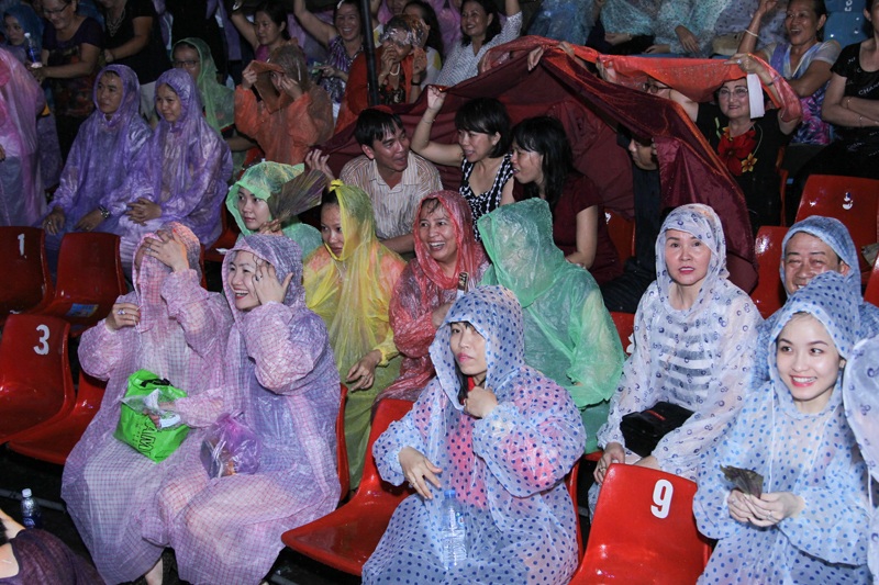 Khán giả đội mưa ngồi xem Đàm Vĩnh Hưng và các nghệ sĩ biểu diễn