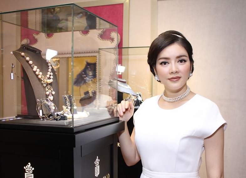 Lý Nhã Kỳ bên bộ kim cương bạn tỷ của mình