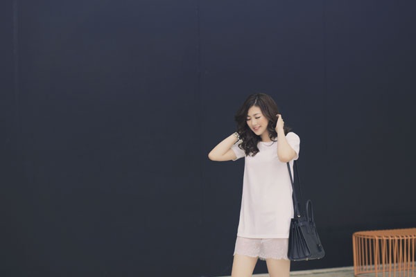 Vừa xong mùa thi, Á hậu tranh thủ ở Sài Gòn dạo chơi nghỉ ngơi
vài ngày.