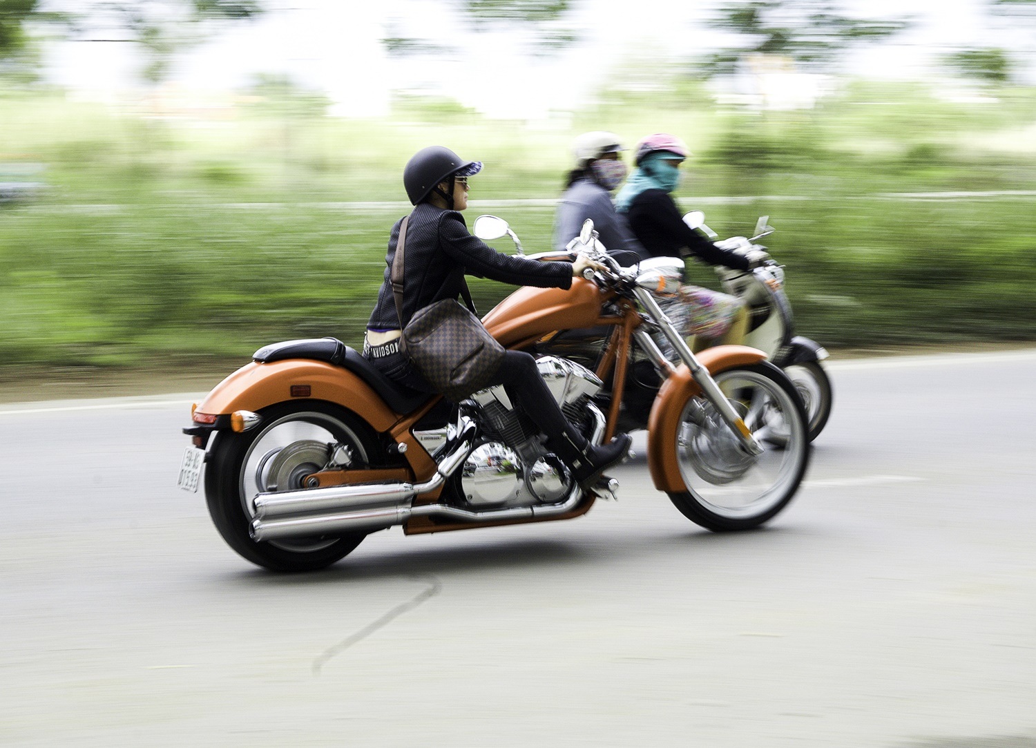 Tinna Tình cá tính trên phố với moto phân khối lớn - 7 Hình ảnh rất cá tính của Tinna Tình trên phố.