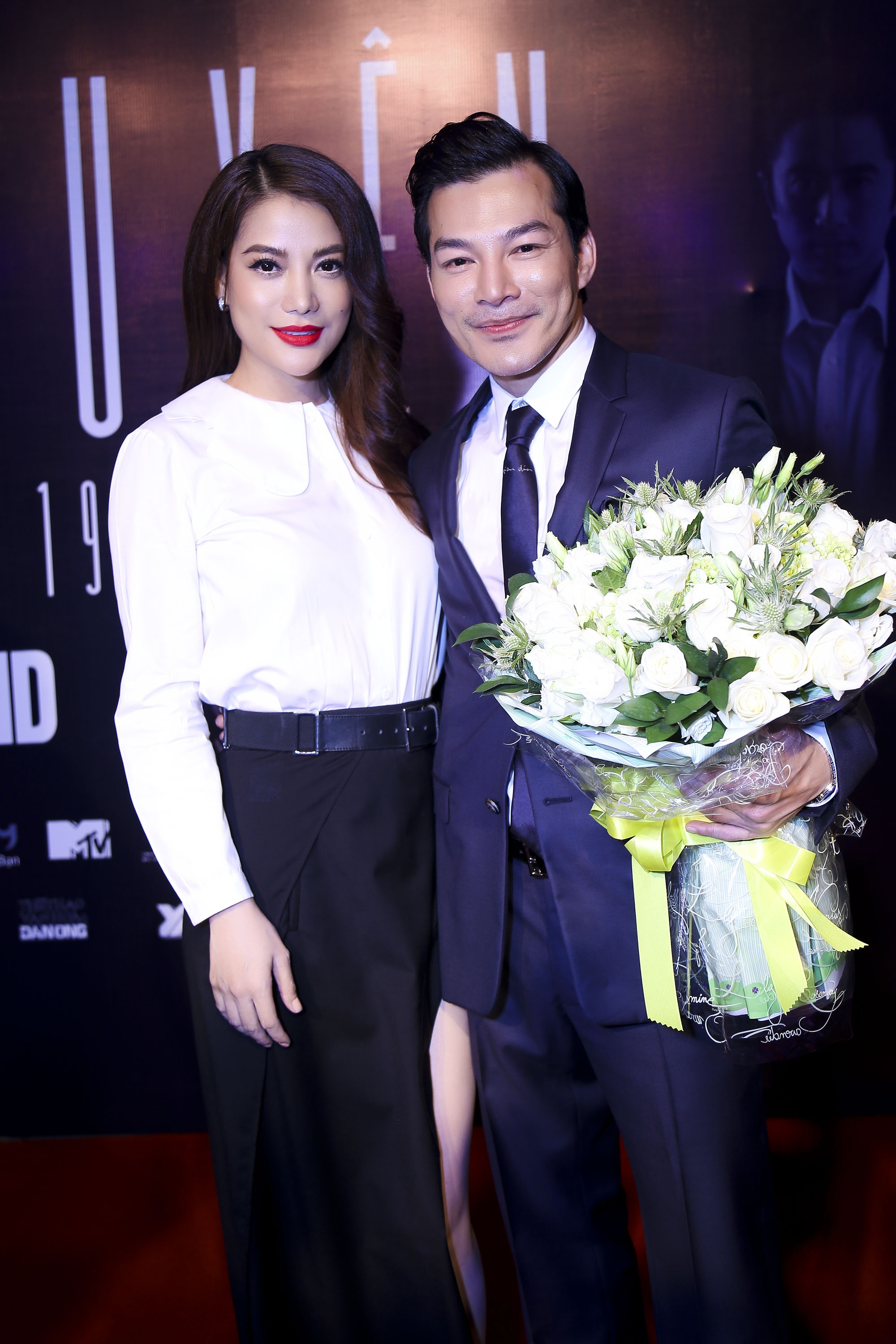 Cô mang hoa đến chúc mừng Trần Bảo Sơn ra mắt phim mới