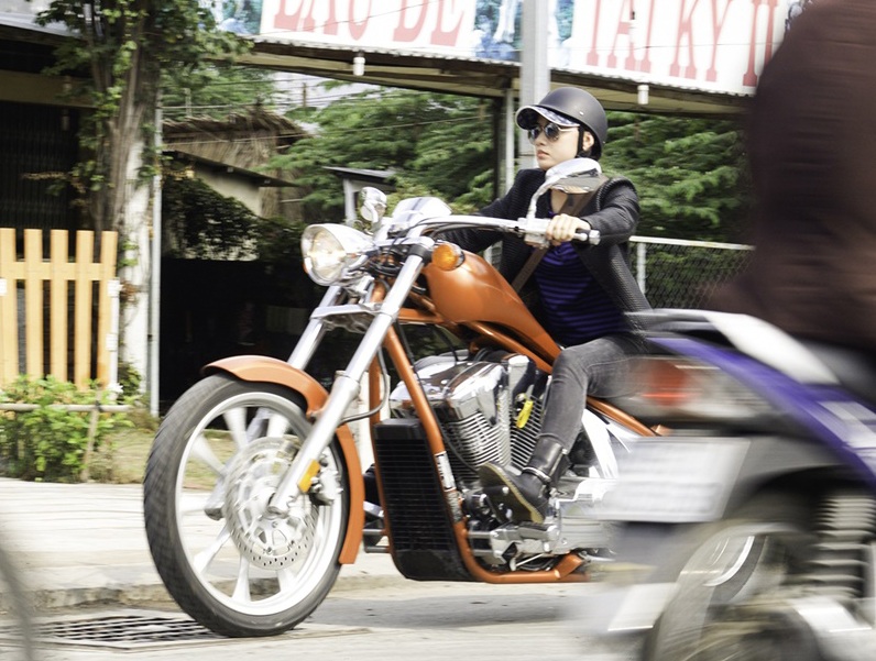 Tinna Tình cá tính trên phố với moto phân khối lớn - 2 Tinna Tình cá tính trên phố với moto phân khối lớn
