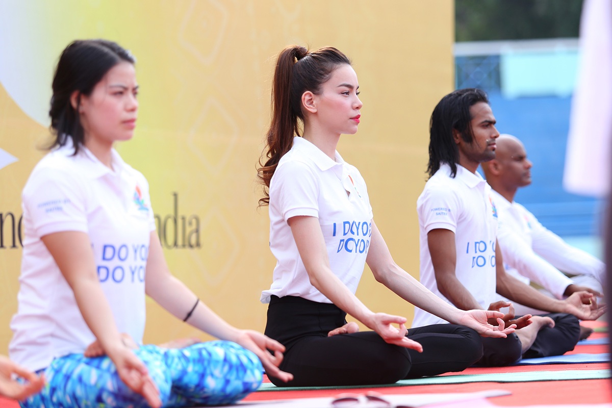 Cô cùng hướng dẫn các bài tập Yoga trên sân khấu cùng các chuyên gia