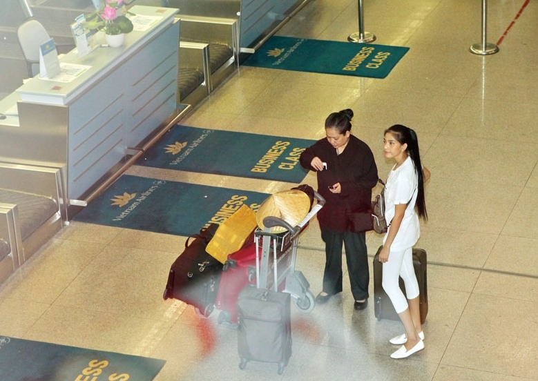 Lúc nào bên cạnh May cũng có sự hiện diện của mẹ.