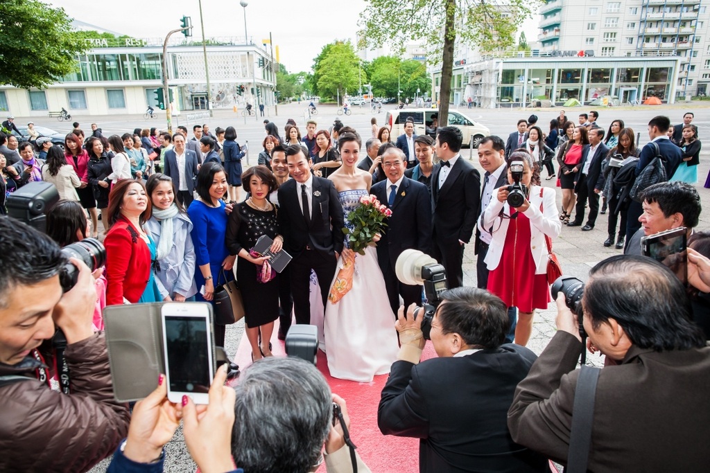 Diễn viên và đoàn phim được chào đón tại buổi ra mắt phim