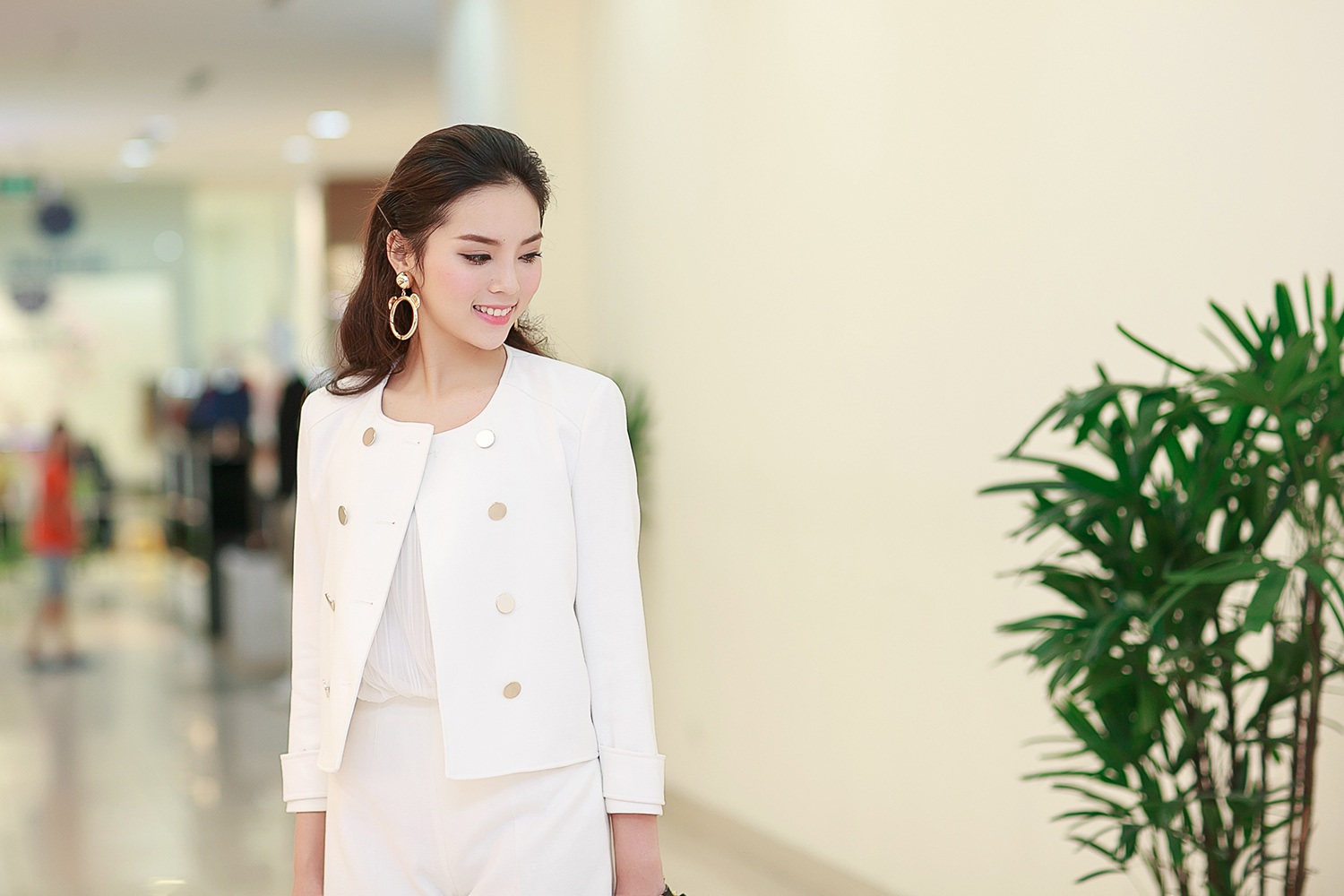 Hoa hậu Kỳ Duyên trẻ trung thanh lịch - 4 Kỳ Duyên chụp ảnh cùng khán giả của mình