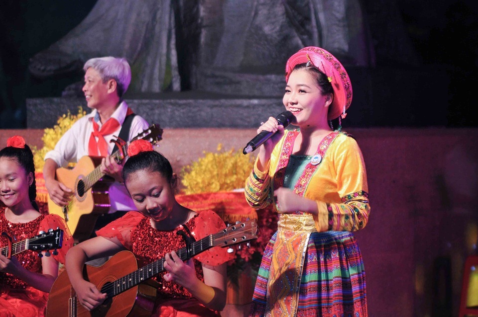 Tóc Tiên về thăm trường xưa - 8 Thanh Ngọc cũng tham
gia trình diễn một ca khúc mang âm hưởng núi rừng Tây Bắc