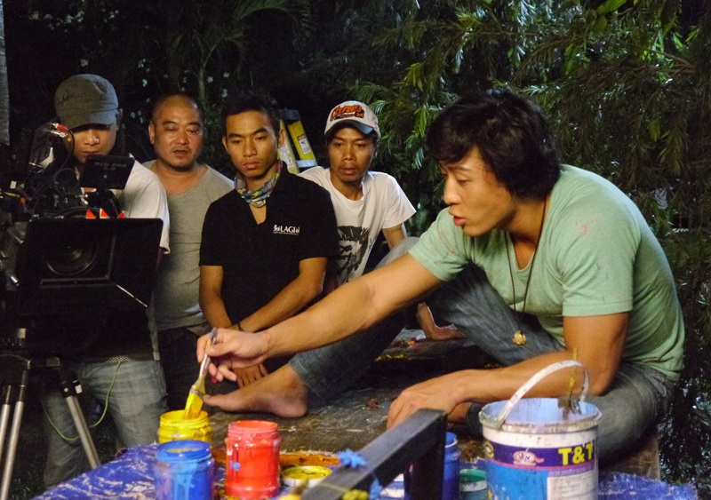 Linh Sơn khá vất vả và lăn xả với vai diễn của mình