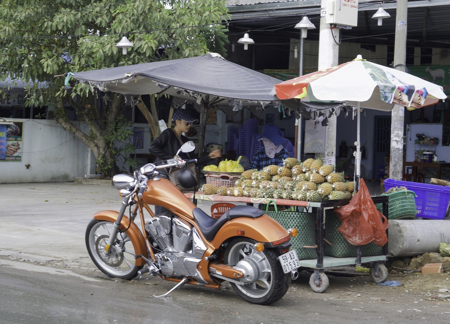 Tinna Tình cá tính trên phố với moto phân khối lớn - 5 Hình ảnh rất cá tính của Tinna Tình trên phố.
