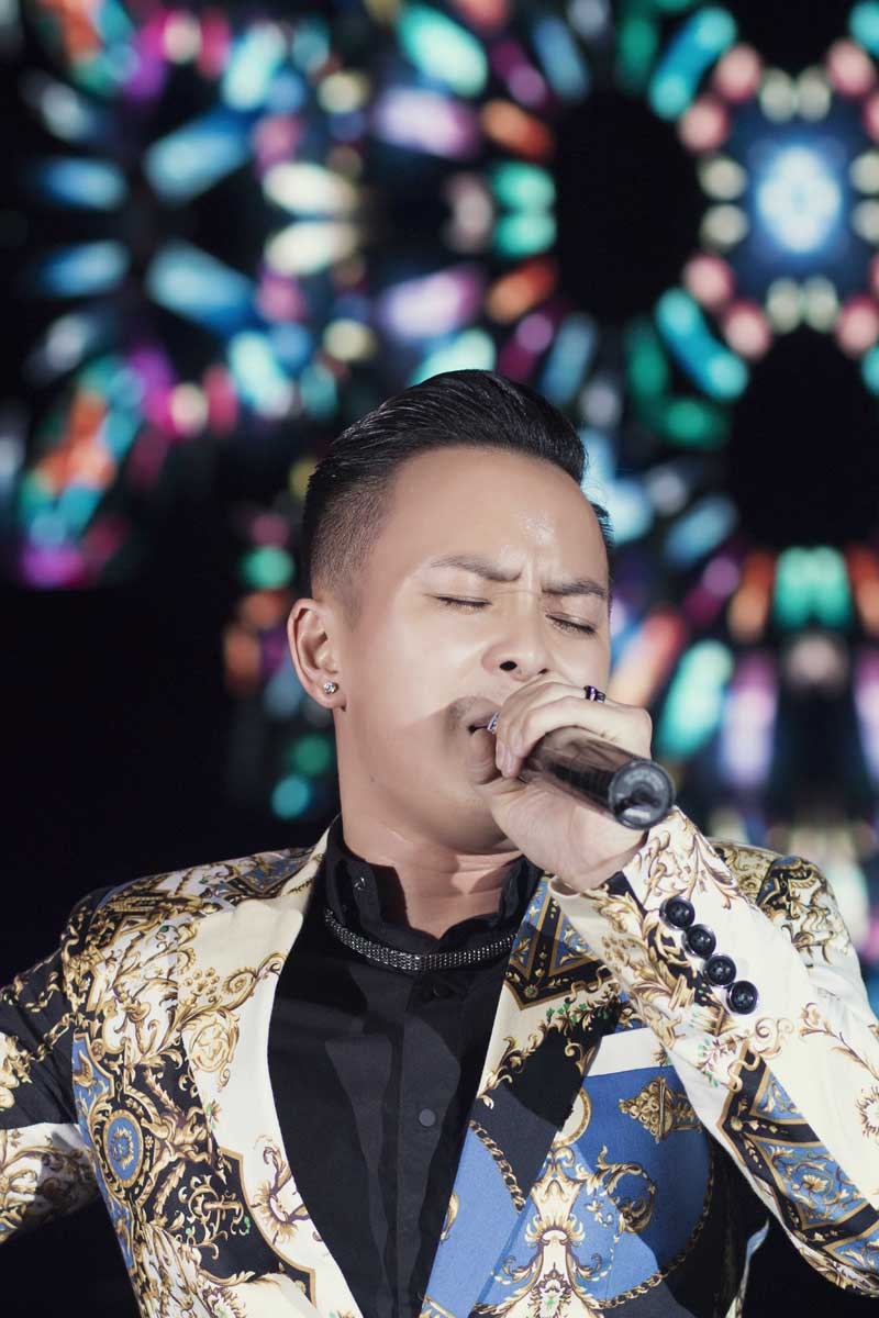 Ca sĩ khách mời Justin Nguyễn khoe khả năng vũ đạo sôi động và trẻ trung