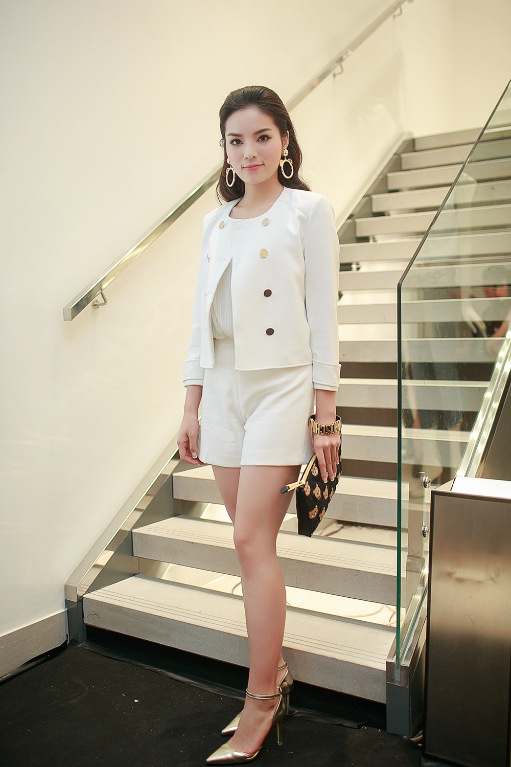 Hoa hậu Kỳ Duyên trẻ trung thanh lịch - 5 Kỳ Duyên chụp ảnh cùng khán giả của mình