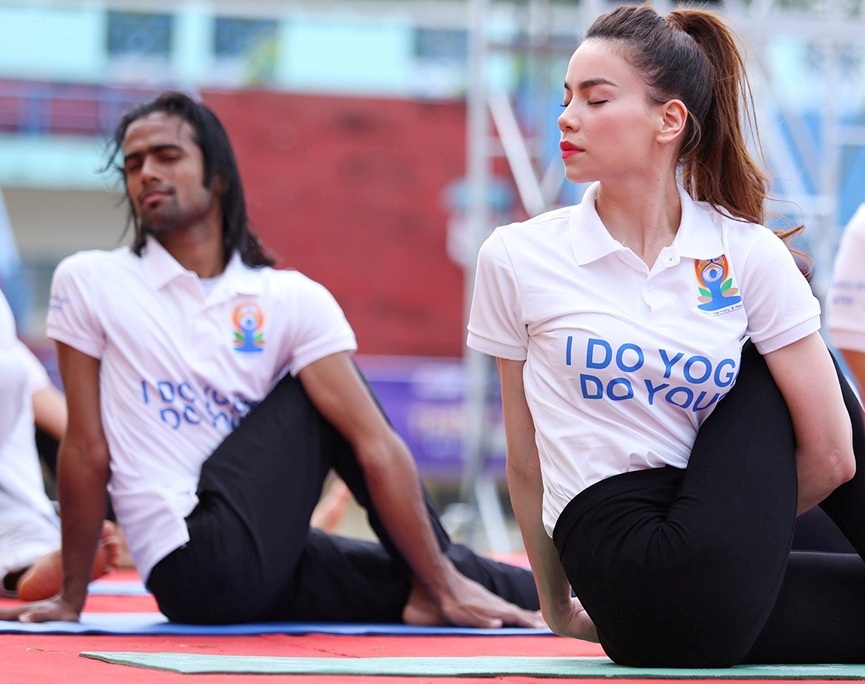 Với nhiều năm tập luyện Yoga thì những động tác này đối với cô không quá khó để thực hiện