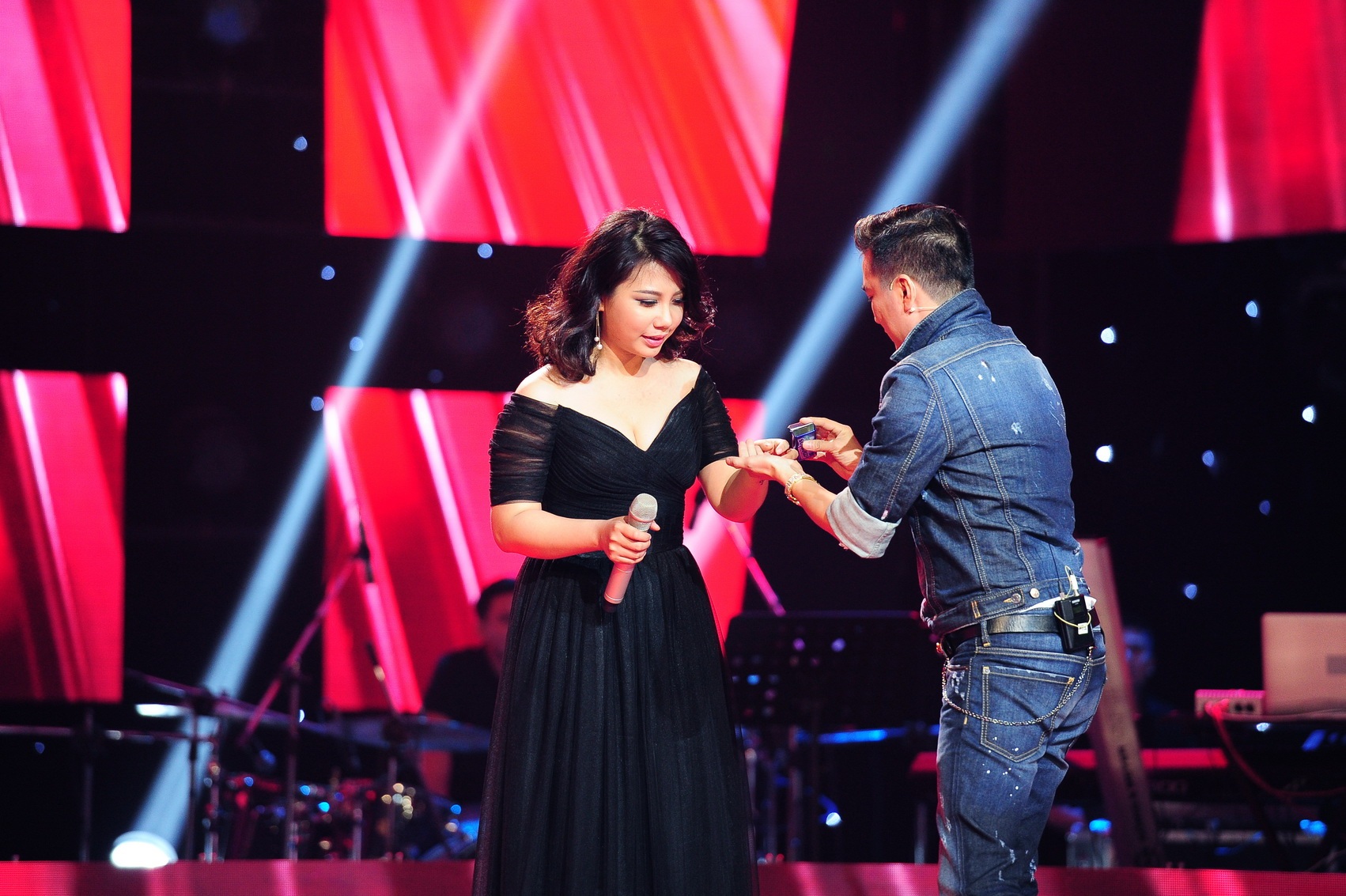 Đàm Vĩnh Hưng mang kẹo để thử tài vừa ăn vừa hát của thí sinh.