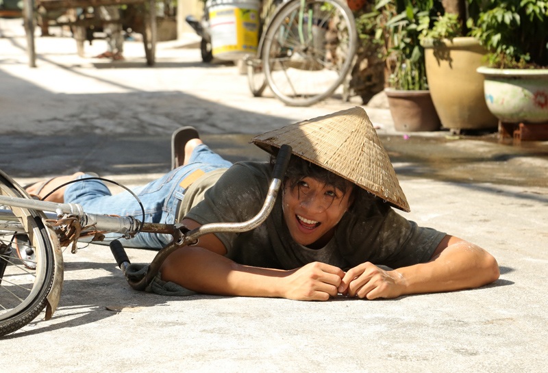 Linh Sơn khá vất vả và lăn xả với vai diễn của mình