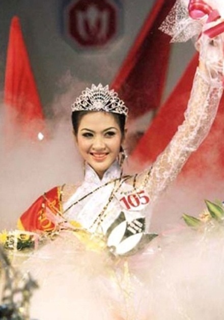 Thu Ngân với vẻ đẹp hiện đại khi đoạt vương miện Hoa hậu Việt Nam 2000