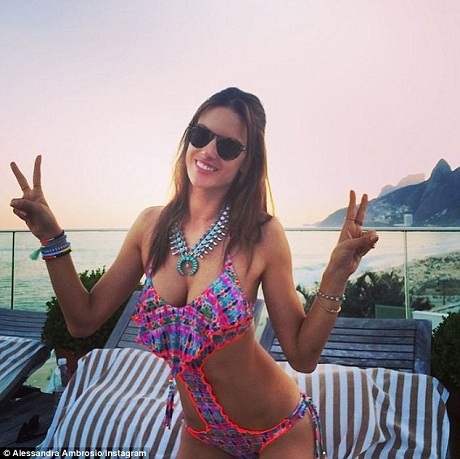 “Xin chào thứ Sáu # Kỳ nghỉ bất tận”, người đẹp hào hứng chia sẻ trên Instagram