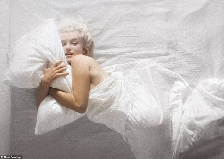 Kate Moss đọ vẻ gợi cảm với Marilyn Monroe - 4 Marilyn Monroe nằm nghiêng trên giường với bờ vai trần gợi cảm