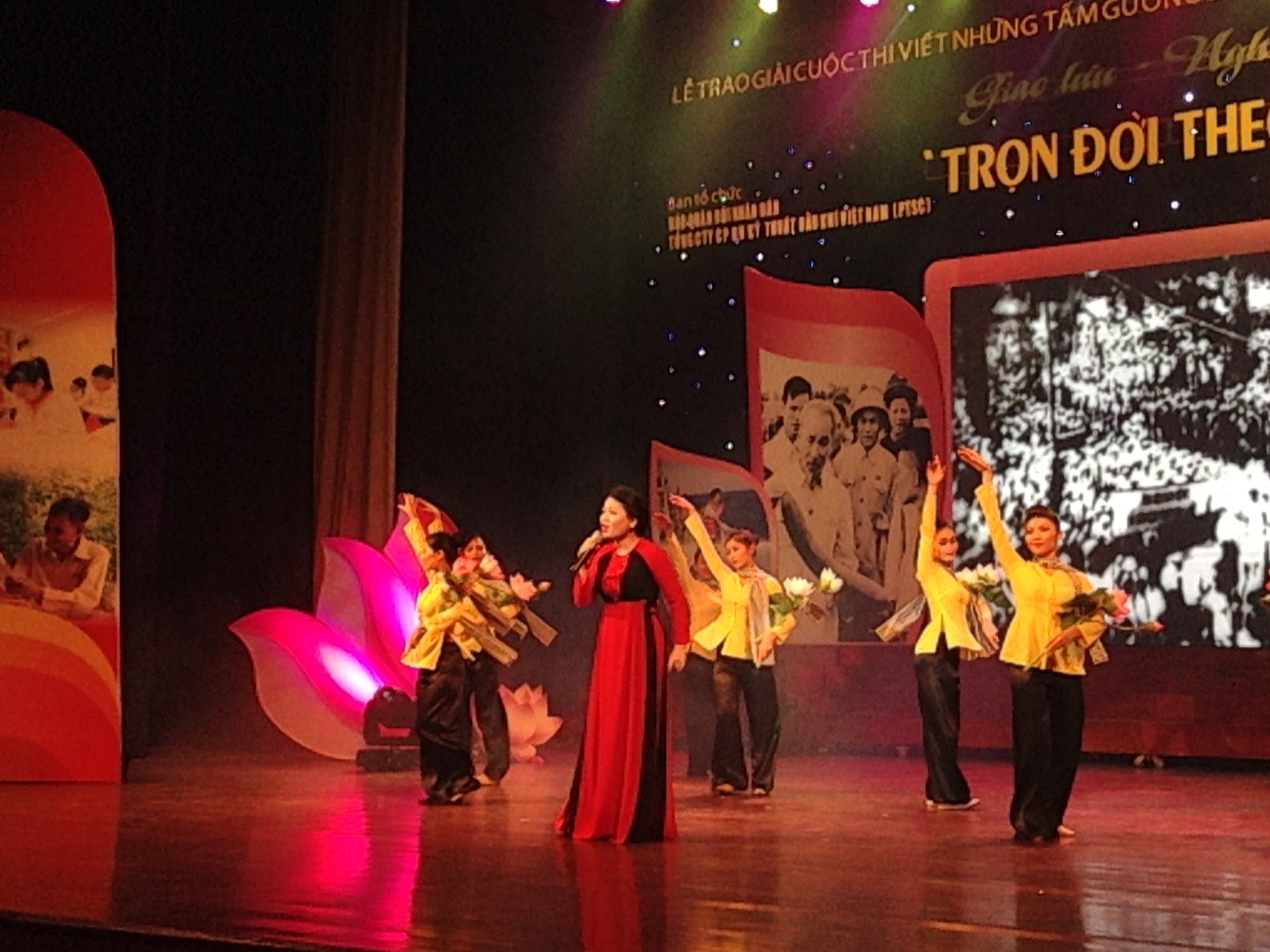 Thanh Thúy thướt tha áo dài - 7 Ca sĩ Anh Thơ