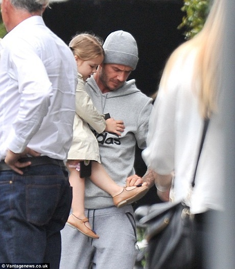 David Beckham lại làm tan chảy trái tim người hâm mộ - 2 Harper nghịch ngợm làm rơi giày