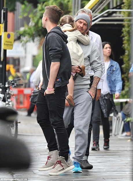 David Beckham lại làm tan chảy trái tim người hâm mộ - 3 Ba bố con nhà Beck nổi bật trên đường phố London