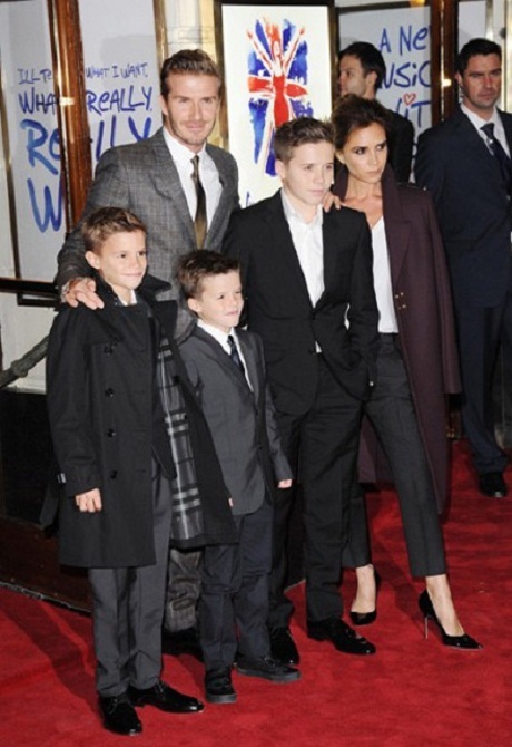 David Beckham lại làm tan chảy trái tim người hâm mộ - 4 Gia đình Beckham luôn nổi tiếng với phong cách thời trang