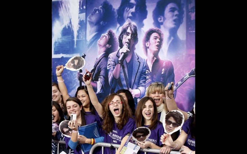Từ Beatles đến One Direction: nửa thế kỷ fan “cuồng” - 9 Từ Beatles đến One Direction: nửa thế kỷ fan cuồng