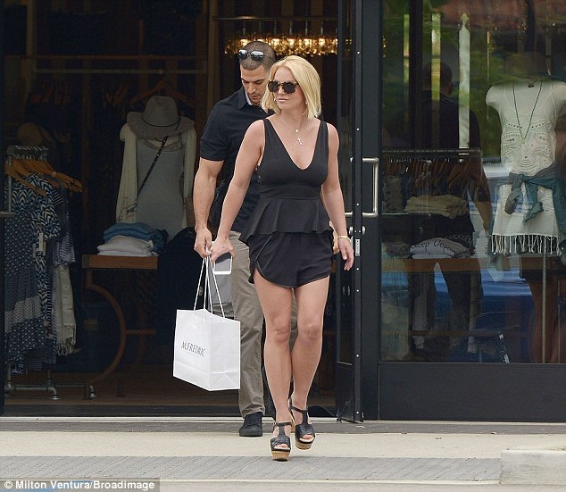 Britney Spears diện quần short khoe chân thon - 3 Nữ ca sĩ đi mua sắm với vệ sĩ riêng.