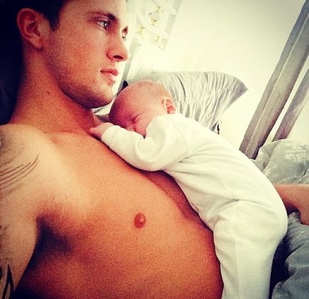 Dan Osborne và con trai
Teddy: cậu bé ngủ ngon trên ngực ông bố nổi tiếng