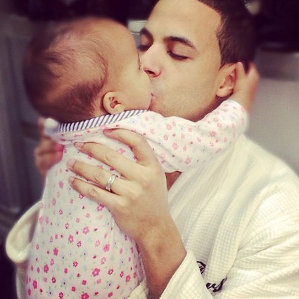 Marvin Humes hôn môi cô con
gái bé bỏng