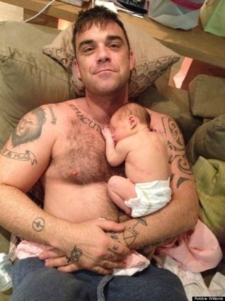Robbie Williams và cô con gái
nằm gọn trên ngực mình