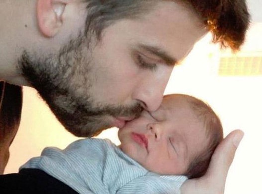 Gerard Pique bên cậu con trai
đáng yêu, là kết tinh giữa anh và nữ ca sĩ nóng bỏng Shakira