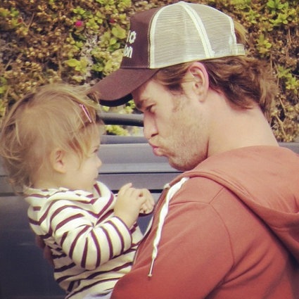 Chris Hemsworth chu môi đáng
yêu với con gái