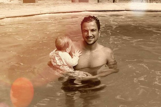 Tắm biển, Peter Andrie cũng
không thể xa rời con gái Amelie