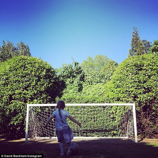 Công chúa của Beckham mê bóng đá như bố - 1 Tấm hình được Beckham chia sẻ trên Instagram.