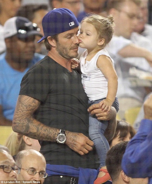 Công chúa của Beckham mê bóng đá như bố - 3 Trước đó, những tấm hình cha con anh cũng từng được chia sẻ.