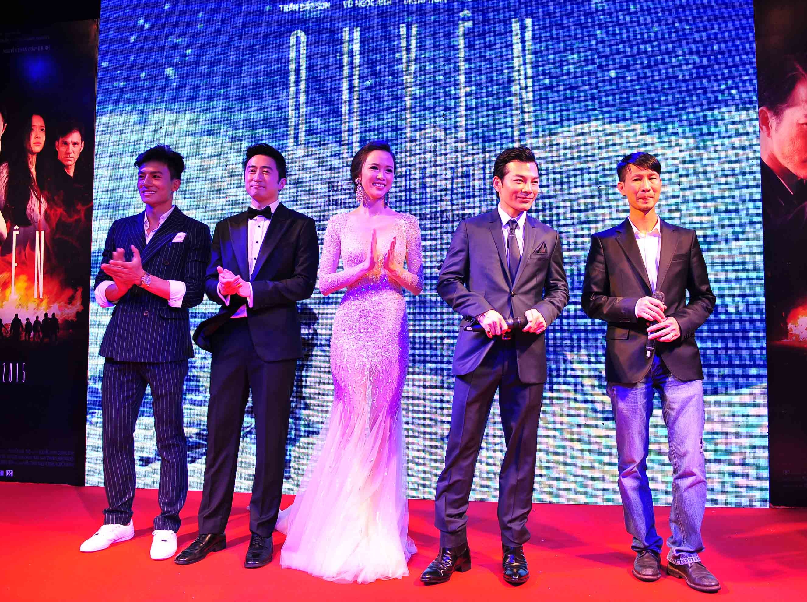 Cô mang hoa đến chúc mừng Trần Bảo Sơn ra mắt phim mới